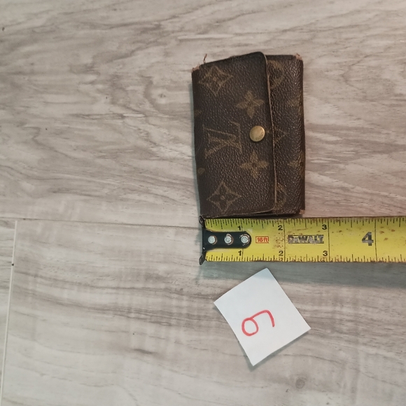 LOUIS VUITTON Key Case Monogram Beige Monogram Canvas Authentic - Picture 10 of 10